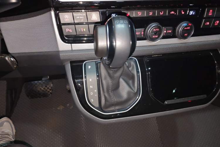 Used Volkswagen Multivan 2016 2.0 TSI 4x4 Premium Edition 7-Seater Gear Lever