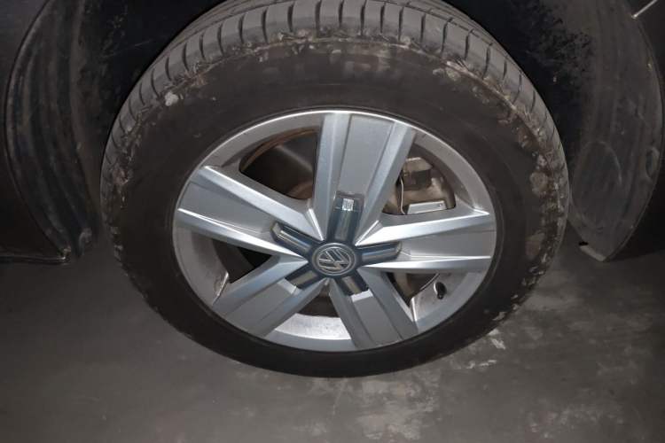 Used Volkswagen Multivan 2016 2.0 TSI 4x4 Premium Edition 7-Seater Right Front Wheel Hub