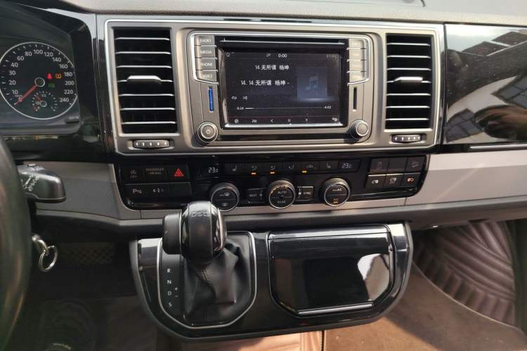 Used Volkswagen Multivan 2016 2.0 TSI 4x4 Premium Edition 7-Seater Audio And AC Panel
