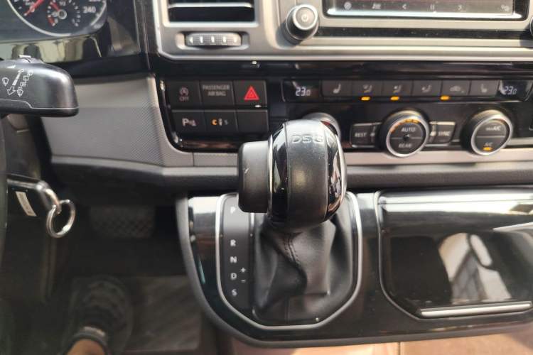 Used Volkswagen Multivan 2016 2.0 TSI 4x4 Premium Edition 7-Seater Gear Lever