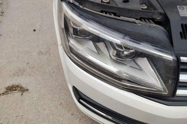 Used Volkswagen Multivan 2016 2.0 TSI 4x4 Premium Edition 7-Seater Right Front Headlight