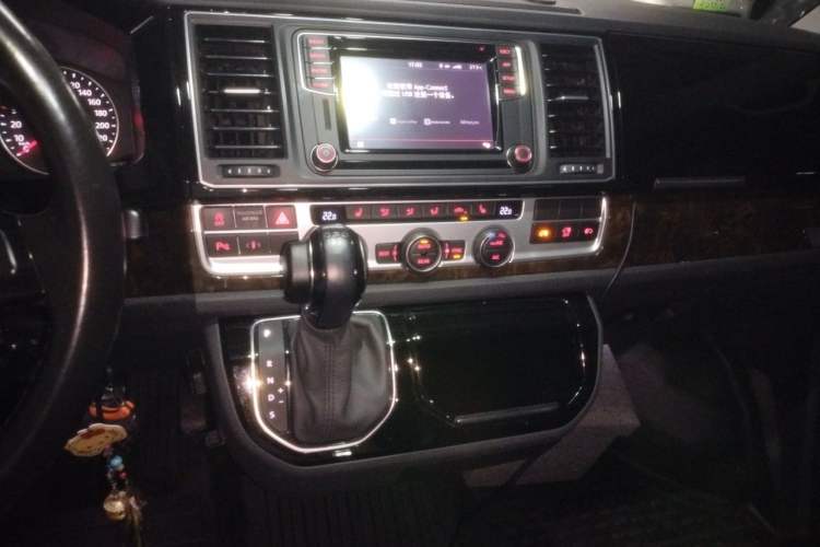 Used Volkswagen Multivan 2017 2.0 TSI Two-Wheel Drive Luxury Edition 7 Seats Audio And AC Panel