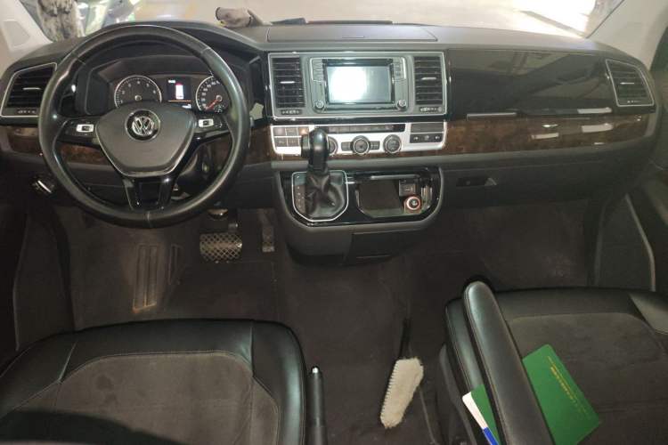 Used Volkswagen Multivan 2017 2.0 TSI Two-Wheel Drive Luxury Edition 7 Seats Center Console