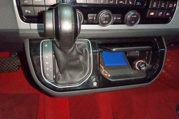Used Volkswagen Multivan 2017 2.0 TSI 4x4 Explorer Edition 7-Seater Gear Lever