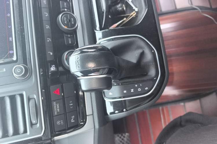 Used Volkswagen Multivan 2017 2.0 TSI Two-Wheel Drive Luxury Edition 7 Seats Gear Lever