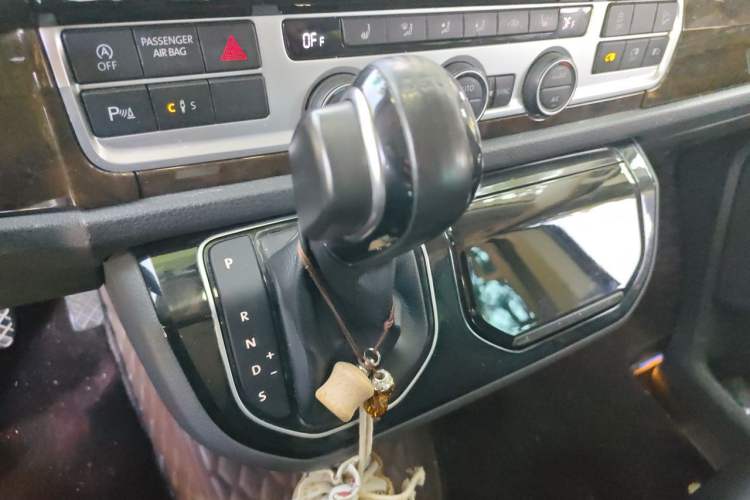 Used Volkswagen Multivan 2017 2.0 TSI 4x4 Prestige Edition 7-Seater Gear Lever