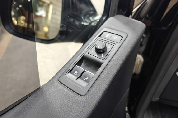Used Volkswagen Multivan 2017 2.0 TSI 4x4 Prestige Edition 7-Seater Interior 10