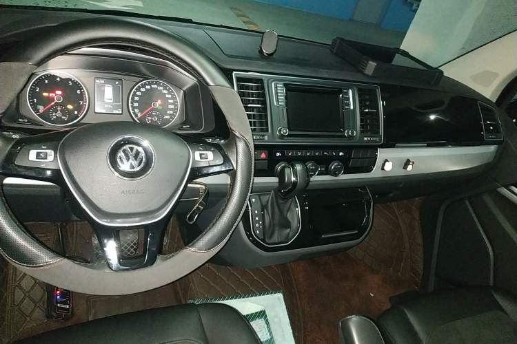 Used Volkswagen Multivan 2017 2.0 TSI Two-Wheel-Drive Comfort Edition 7 Seats Interior 2