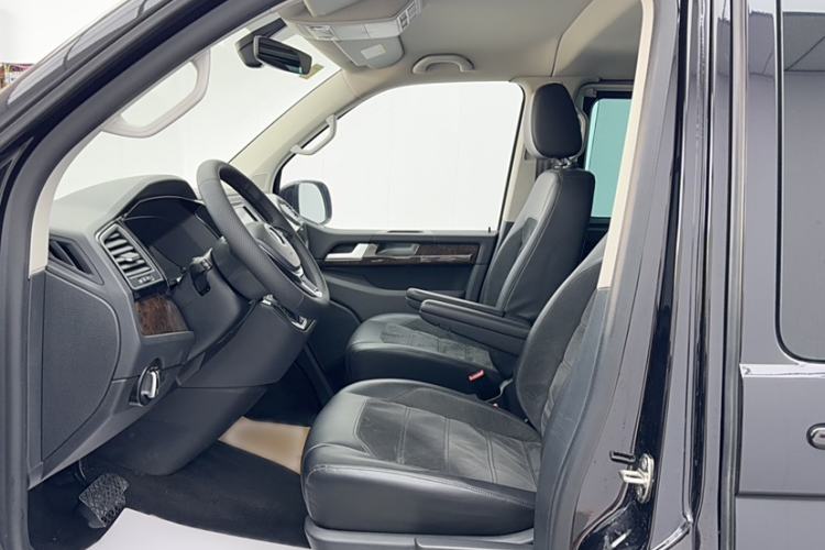 Used Volkswagen Multivan 2017 2.0 TSI Two-Wheel Drive Luxury Edition 7 Seats Interior 3