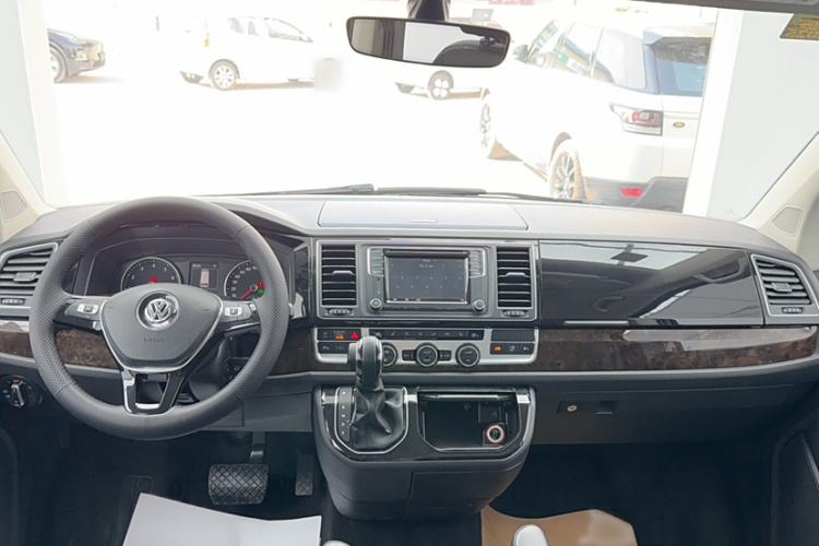 Used Volkswagen Multivan 2017 2.0 TSI Two-Wheel Drive Luxury Edition 7 Seats Interior 8