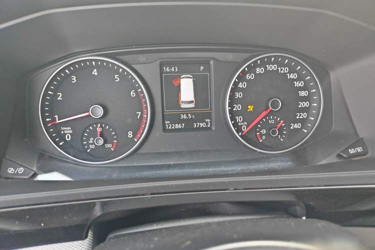 Used Volkswagen Multivan  Odometer Close Up
