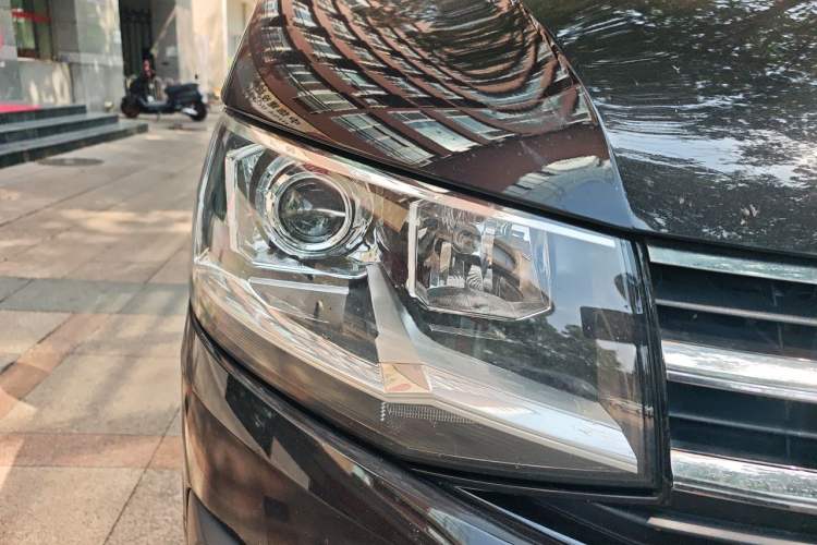 Used Volkswagen Multivan 2017 2.0 TSI Two-Wheel-Drive Comfort Edition 7 Seats Right Front Headlight