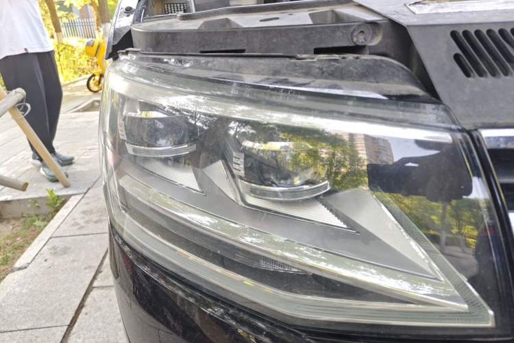 Used Volkswagen Multivan 2017 2.0 TSI 4x4 Prestige Edition 7-Seater Right Front Headlight