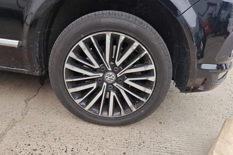 Used Volkswagen Multivan 2017 2.0 TSI 4x4 Prestige Edition 7-Seater Right Front Wheel Hub