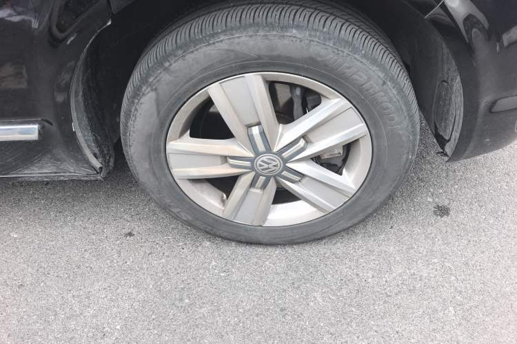 Used Volkswagen Multivan 2017 2.0 TSI Two-Wheel Drive Luxury Edition 7 Seats Right Front Wheel Hub