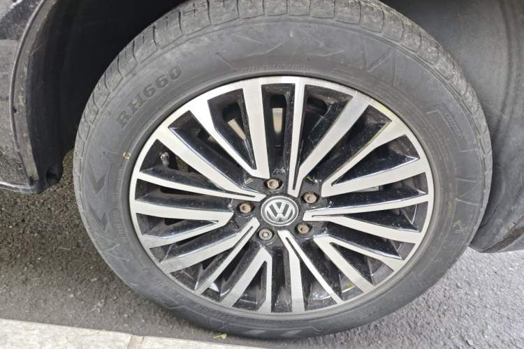 Used Volkswagen Multivan 2017 2.0 TSI 4x4 Prestige Edition 7-Seater Right Front Wheel Hub
