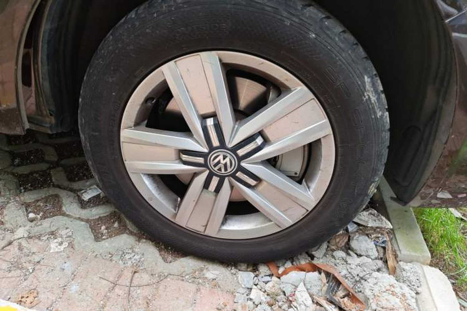 Used Volkswagen Multivan 2017 2.0 TSI 4x4 Prestige Edition 7-Seater Right Front Wheel Hub