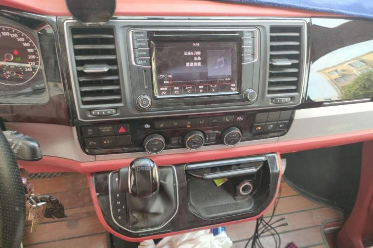 Used Volkswagen Multivan 2017 2.0 TSI Two-Wheel Drive Luxury Edition 7 Seats Audio And AC Panel