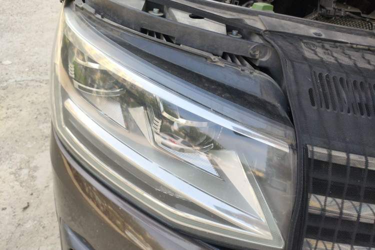 Used Volkswagen Multivan 2017 2.0 TSI Two-Wheel Drive Luxury Edition 7 Seats Right Front Headlight