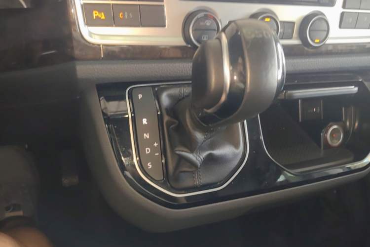 Used Volkswagen Multivan 2017 2.0 TSI 4x4 Prestige Edition 7-Seater Gear Lever