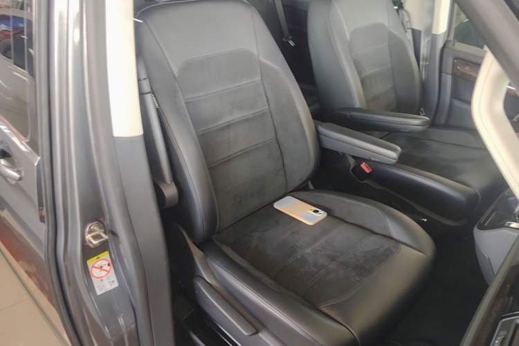 Used Volkswagen Multivan 2017 2.0 TSI 4x4 Prestige Edition 7-Seater Right Front Seat