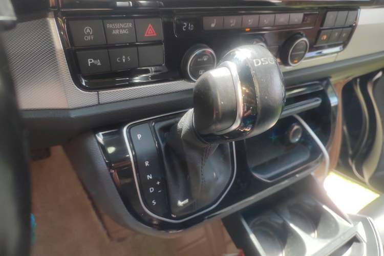 Used Volkswagen Multivan 2017 2.0 TSI 4x4 Prestige Edition 7-Seater Gear Lever