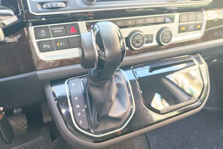 Used Volkswagen Multivan 2017 2.0 TSI 4x4 Prestige Edition 7-Seater Gear Lever