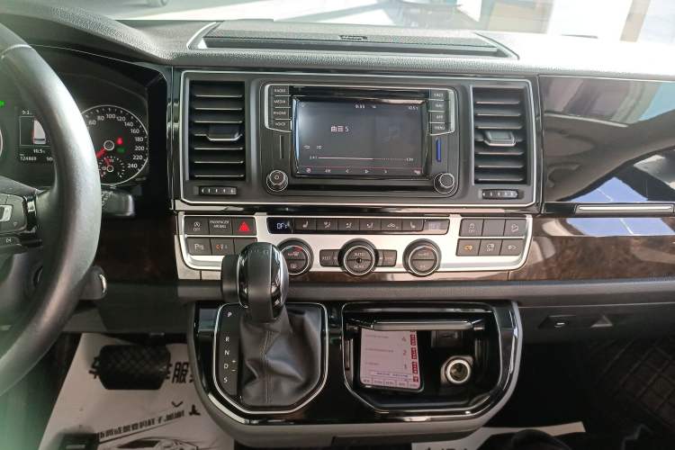 Used Volkswagen Multivan 2018 2.0 TSI Four-Wheel Drive Comfort Edition 7-Seater Audio And AC Panel