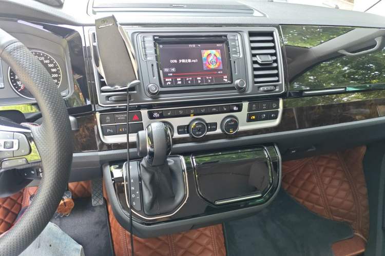 Used Volkswagen Multivan 2018 2.0 TSI 4x4 Explorer Edition 7-Seater Audio And AC Panel