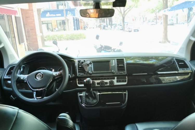 Used Volkswagen Multivan 2018 2.0 TSI Two-Wheel-Drive Luxury Edition 7 Seats Center Console