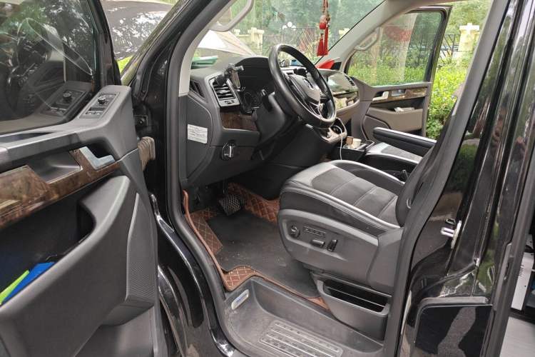 Used Volkswagen Multivan 2018 2.0 TSI 4x4 Prestige Edition 7-Seater Driver Seat