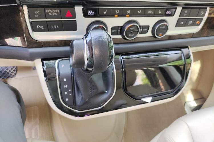 Used Volkswagen Multivan 2018 2.0 TSI 4x4 Prestige Edition 7-Seater Gear Lever