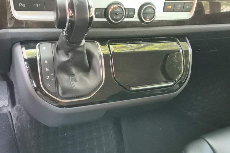 Used Volkswagen Multivan 2018 2.0 TSI Two-Wheel-Drive Luxury Edition 7 Seats Gear Lever