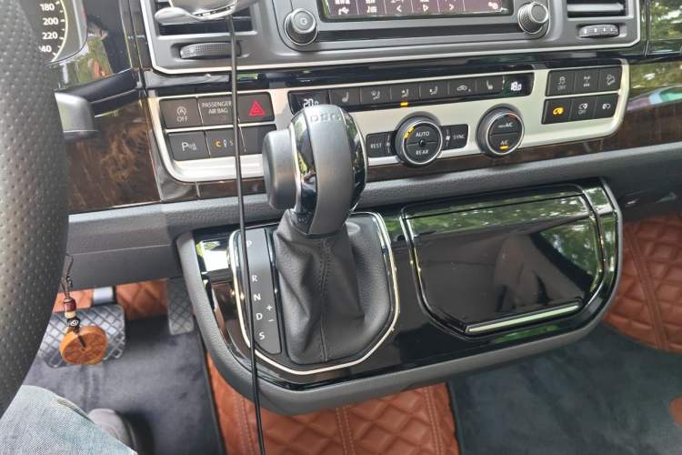 Used Volkswagen Multivan 2018 2.0 TSI 4x4 Explorer Edition 7-Seater Gear Lever