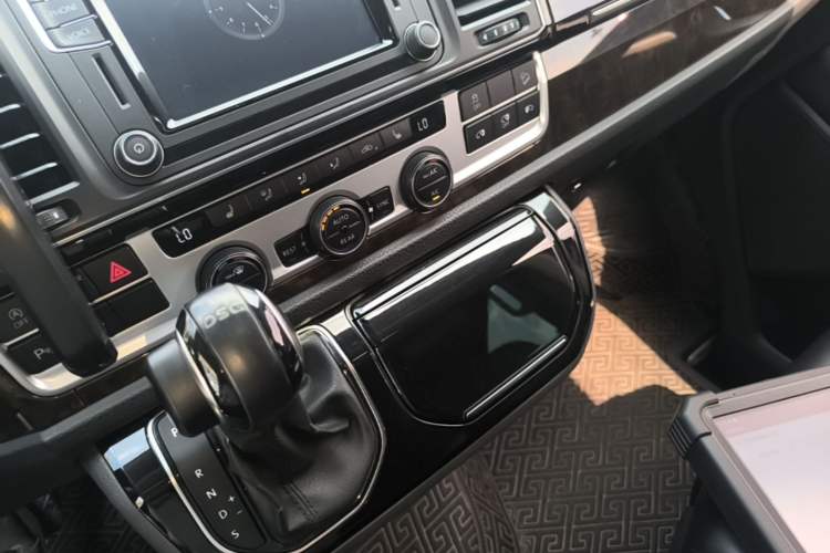 Used Volkswagen Multivan 2018 2.0 TSI 4x4 Prestige Edition 7-Seater Gear Lever