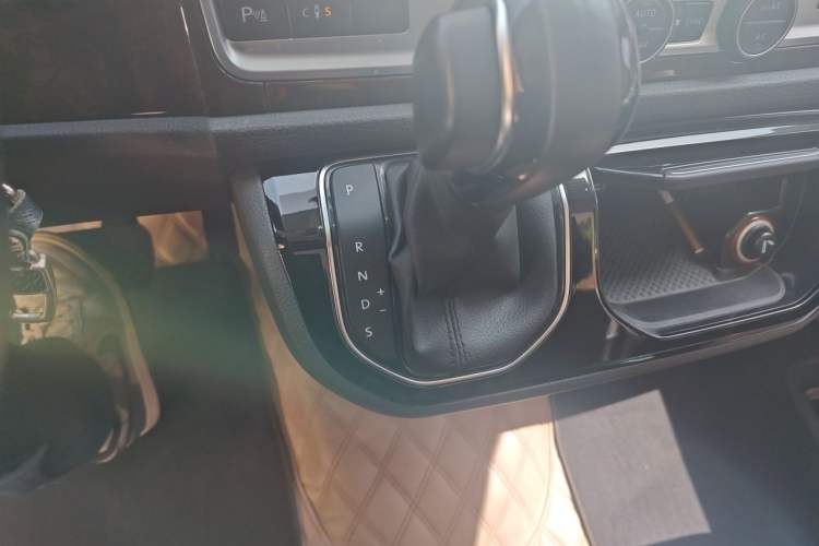 Used Volkswagen Multivan 2018 2.0 TSI 4x4 Prestige Edition 7-Seater Gear Lever