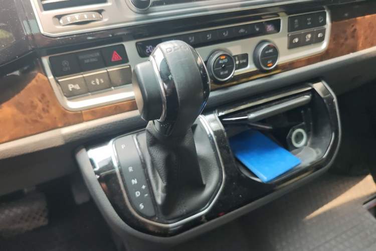 Used Volkswagen Multivan 2018 2.0 TSI 4x4 Explorer Edition 7-Seater Gear Lever