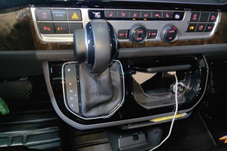 Used Volkswagen Multivan 2018 2.0 TSI 4x4 Prestige Edition 7-Seater Gear Lever