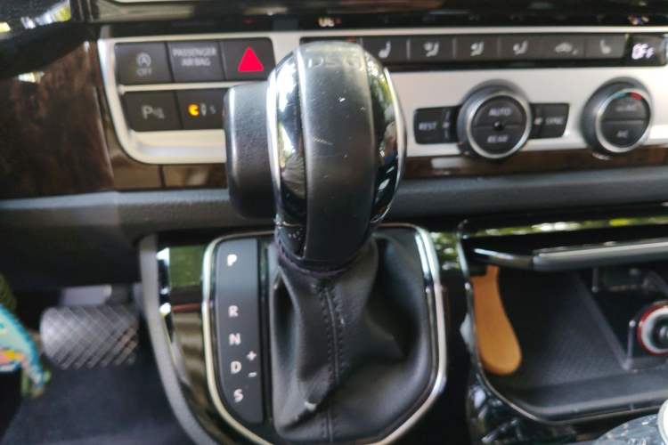 Used Volkswagen Multivan 2018 2.0 TSI 4x4 Prestige Edition 7-Seater Gear Lever