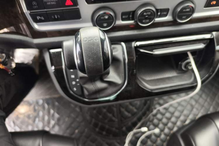 Used Volkswagen Multivan 2018 2.0 TSI 4x4 Explorer Edition 7-Seater Gear Lever
