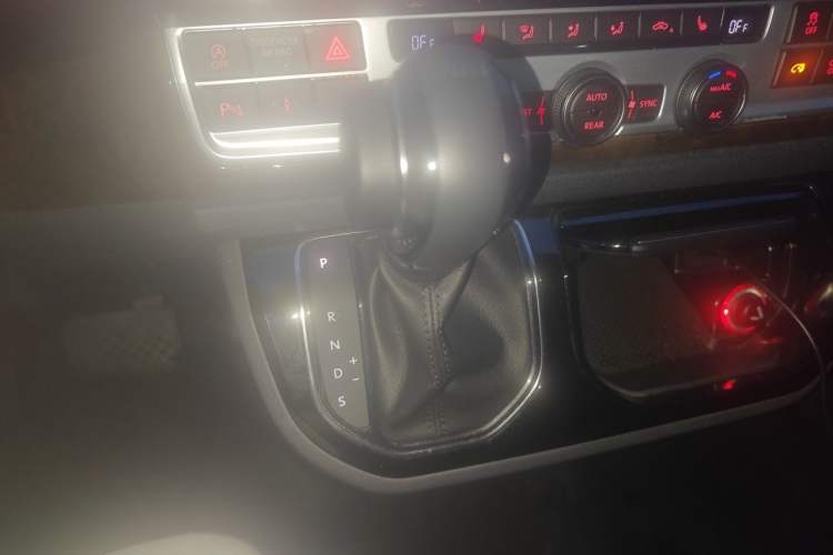Used Volkswagen Multivan 2018 2.0 TSI 4x4 Prestige Edition 7-Seater Gear Lever