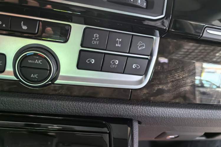 Used Volkswagen Multivan 2018 2.0 TSI 4x4 Prestige Edition 7-Seater Interior 1