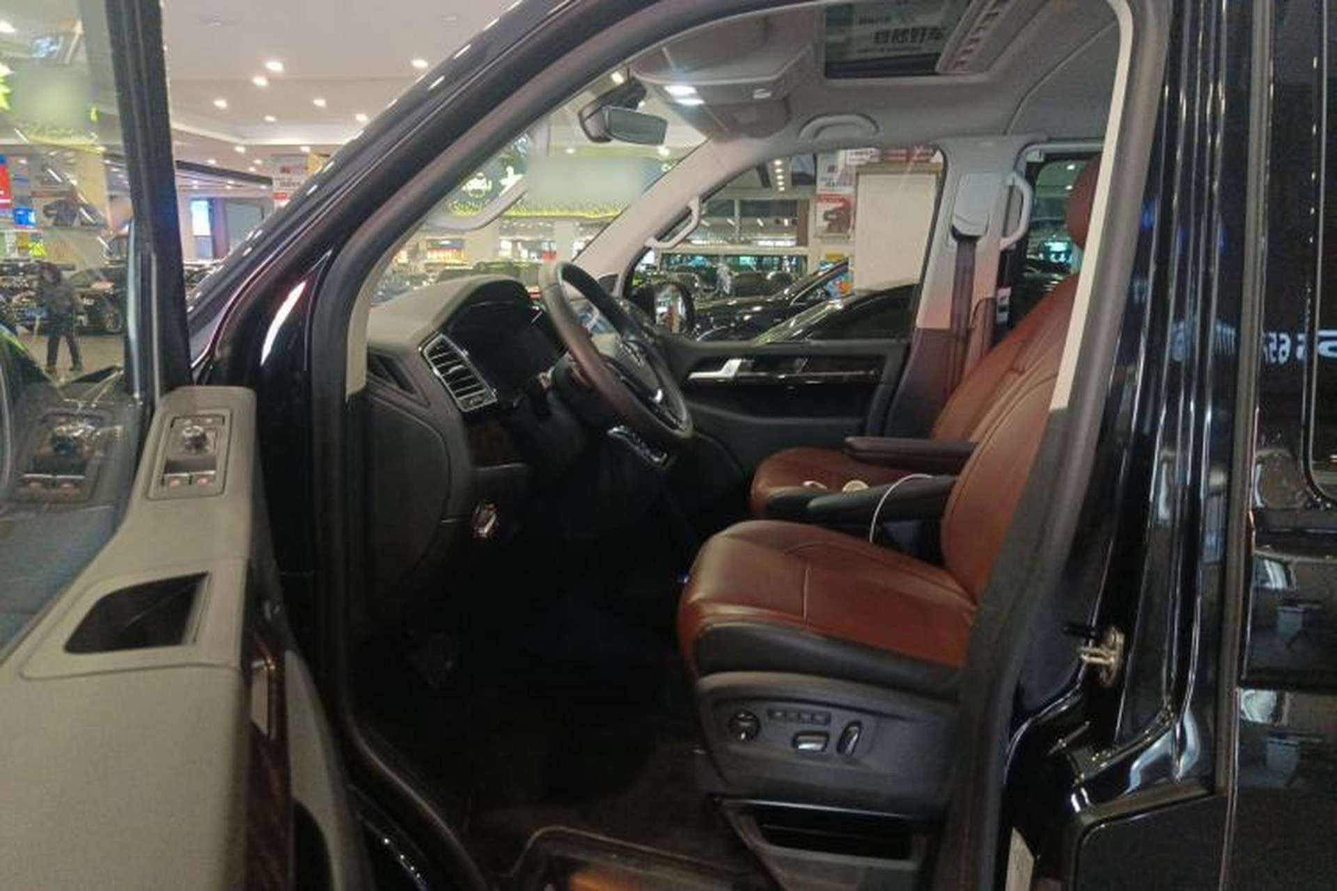 Used Volkswagen Multivan 2018 2.0 TSI 4x4 Prestige Edition 7-Seater Left Front Seat