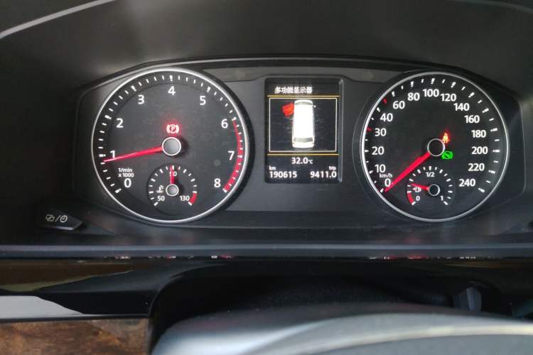 Used Volkswagen Multivan 2018 2.0 TSI 4x4 Prestige Edition 7-Seater Odometer Close Up