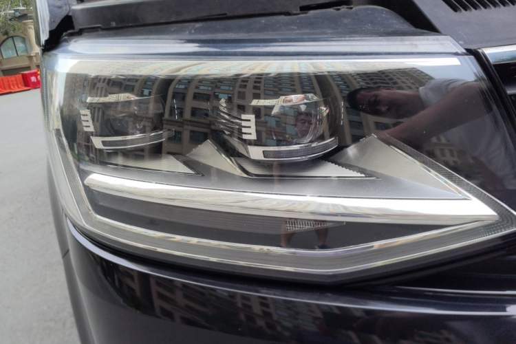 Used Volkswagen Multivan 2018 2.0 TSI Four-Wheel Drive Comfort Edition 7-Seater Right Front Headlight