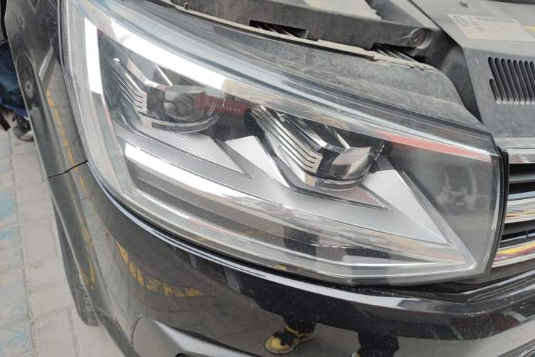 Used Volkswagen Multivan 2018 2.0 TSI Two-Wheel-Drive Luxury Edition 7 Seats Right Front Headlight