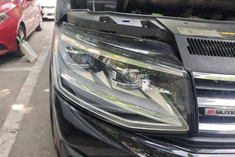 Used Volkswagen Multivan 2018 2.0 TSI 4x4 Prestige Edition 7-Seater Right Front Headlight