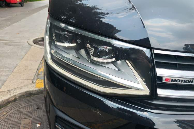 Used Volkswagen Multivan 2018 2.0 TSI 4x4 Explorer Edition 7-Seater Right Front Headlight