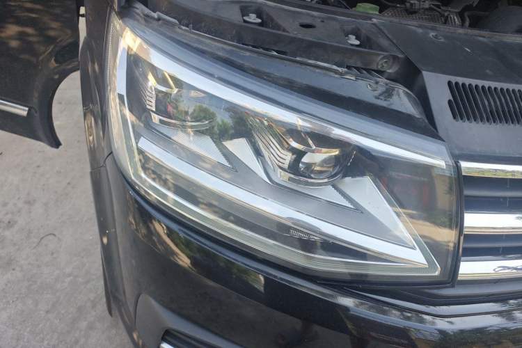 Used Volkswagen Multivan 2018 2.0 TSI Two-Wheel-Drive Luxury Edition 7 Seats Right Front Headlight