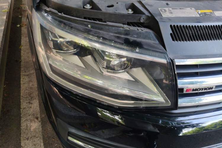 Used Volkswagen Multivan 2018 2.0 TSI 4x4 Prestige Edition 7-Seater Right Front Headlight